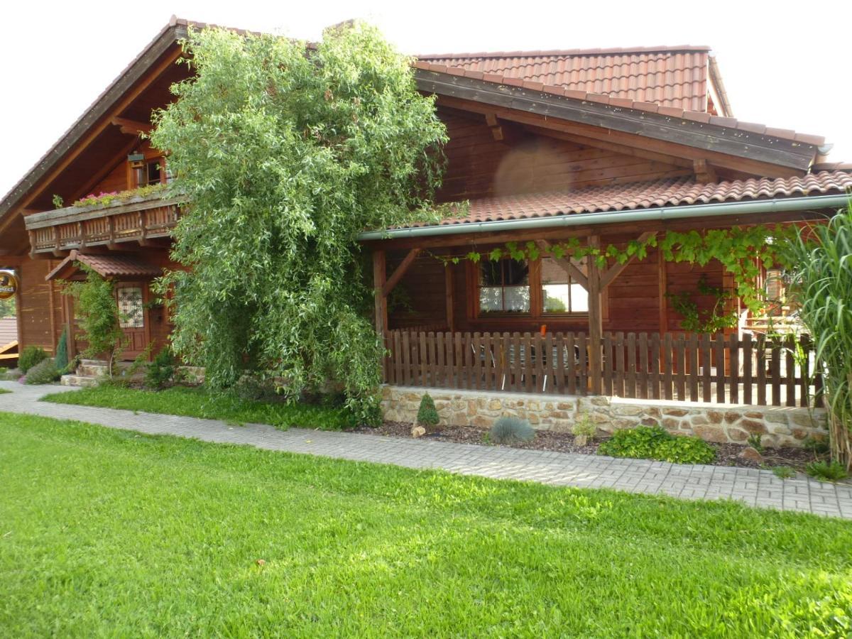 Restaurace Vráž Hotel Trhové Sviny Exterior foto