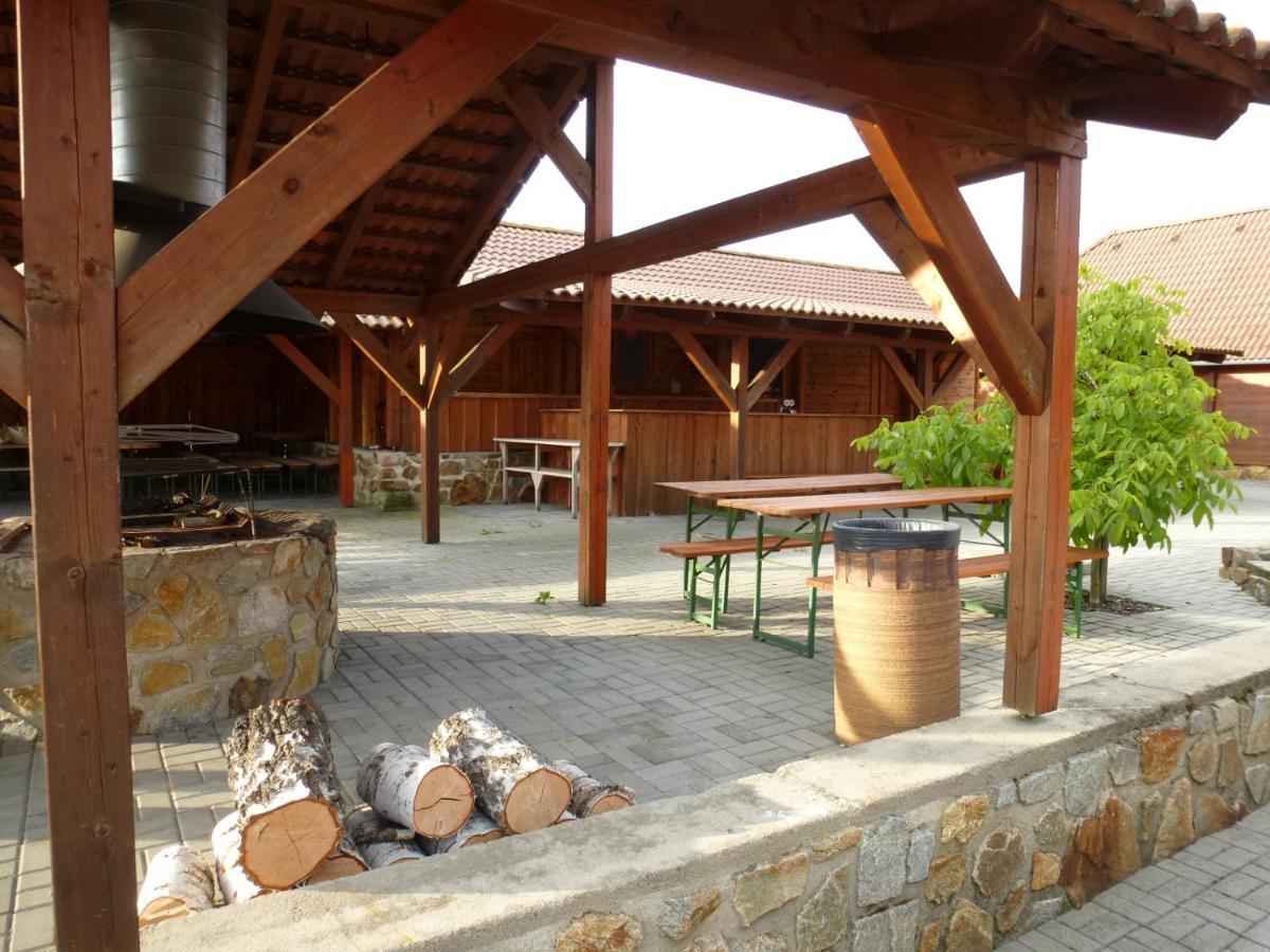 Restaurace Vráž Hotel Trhové Sviny Exterior foto