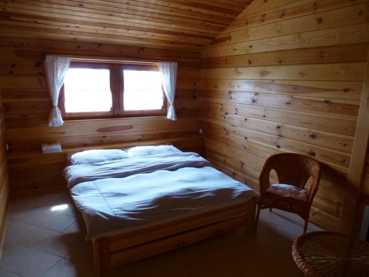 Restaurace Vráž Hotel Trhové Sviny Cameră foto